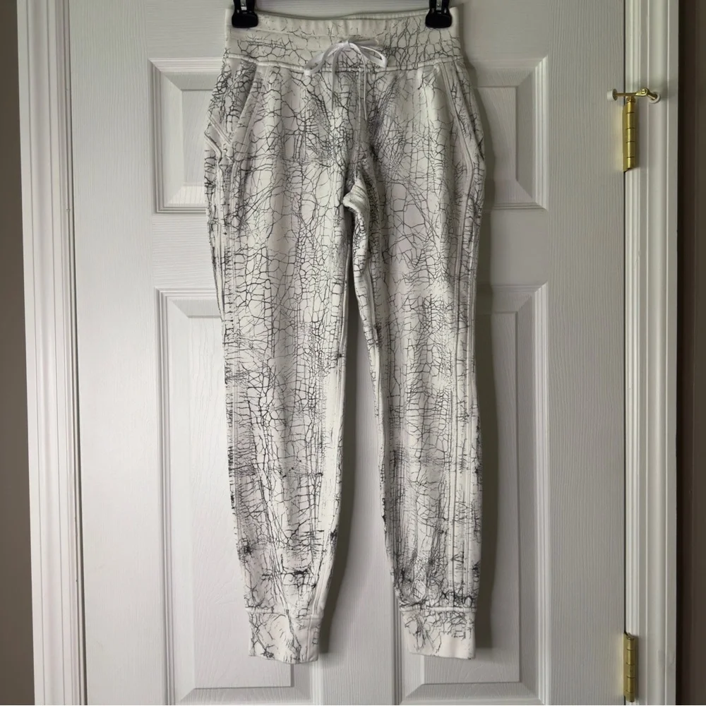 Lululemon Warm Down Jogger 7/8 Length Thread Dy White Black size 2 - Picture 1 of 10